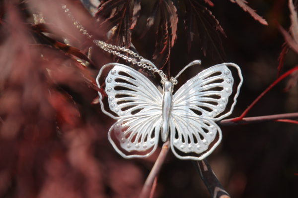 Papillon argenté avec chaîne en argent - Image 3