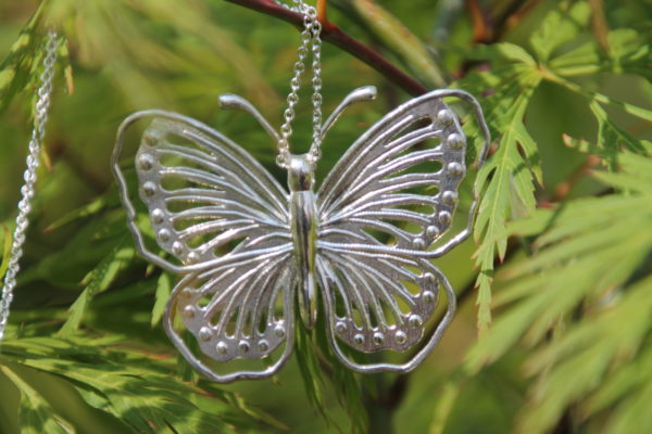 Papillon argenté avec chaîne en argent - Image 2